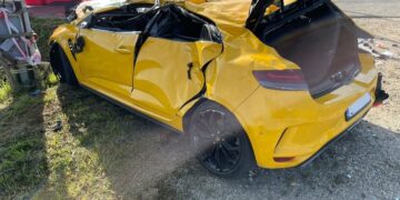 Wypadek Renault w Harmężach. Analiza przyczyn i skutków tragicznego zdarzenia - Wiadomości Zniszczony samochód marki Renault na miejscu wypadku w Harmężach, otoczony taśmami policyjnymi.