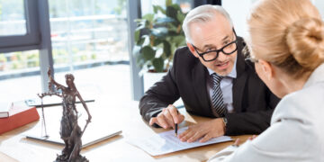 Bezpłatna porada prawna w powiecie oświęcimskim: Gdzie i jak skorzystać? - Wiadomości Dwoje doświadczonych prawników analizujących dokumenty biznesowe w biurze