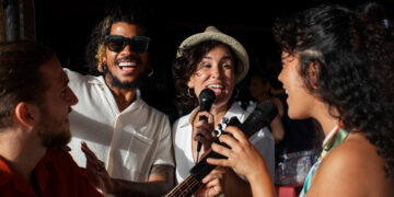 Muzyk grający na gitarze podczas Rock Reggae Festival w Brzeszczach