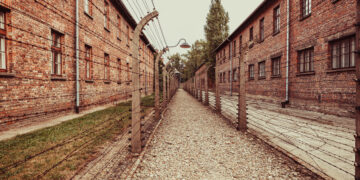 Auschwitz-Birkenau: Mroczne Dziedzictwo i Lekcje Historii