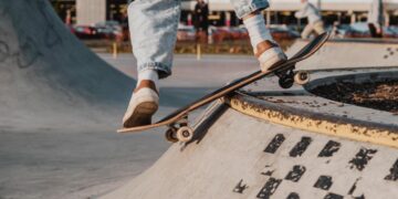 Deskorolka na betonowych rampach skateparku