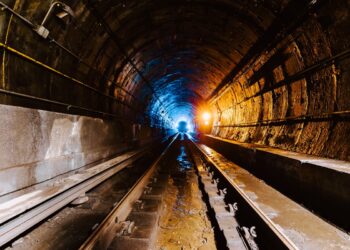 unel kopalniany z torami kolejowymi prowadzącymi w głąb ziemi