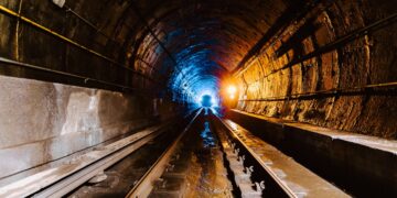 unel kopalniany z torami kolejowymi prowadzącymi w głąb ziemi