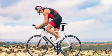 Thriatlonista biorący udział w Ironmanie jedzie na rowerze