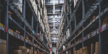 Bytomskie hale magazynowe i skuteczne bramy przemysłowe nowej generacji - synergia wydajności i bezpieczeństwa