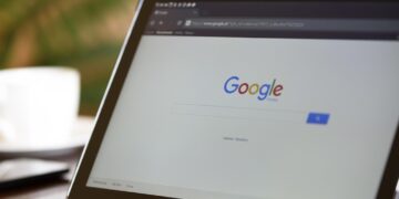 Email marketing vs RCS – który kanał komunikacji przyniesie Ci wyższy zwrot z inwestycji w 2026 roku?