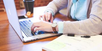 Gotowe spółki w praktyce – co koniecznie sprawdzić przed zakupem, aby uniknąć problemów?